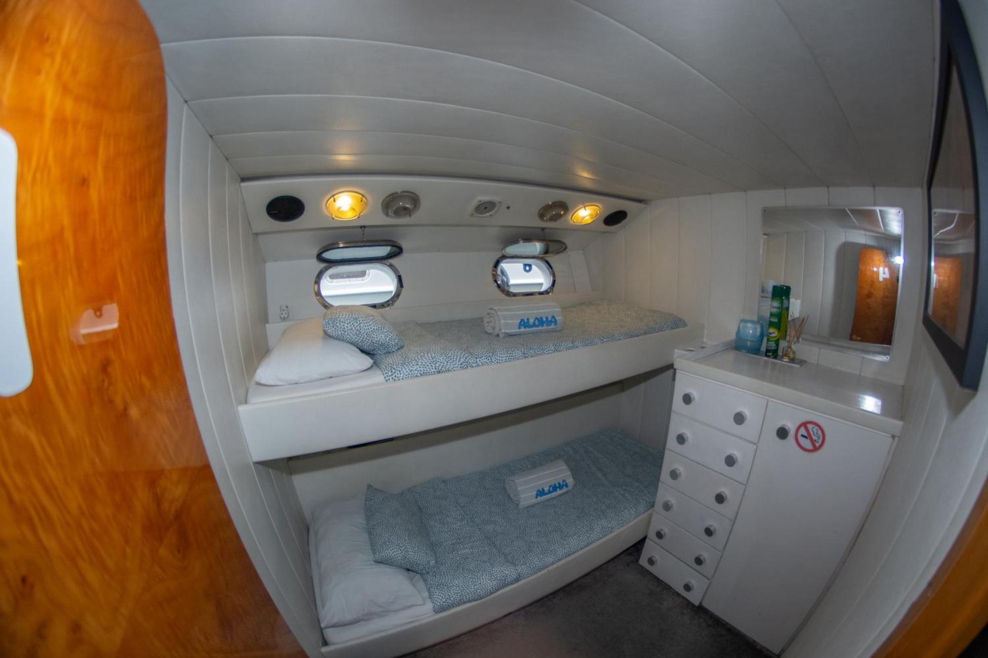 Boat Aloha Hotel Sant Adria de Besos Buitenkant foto
