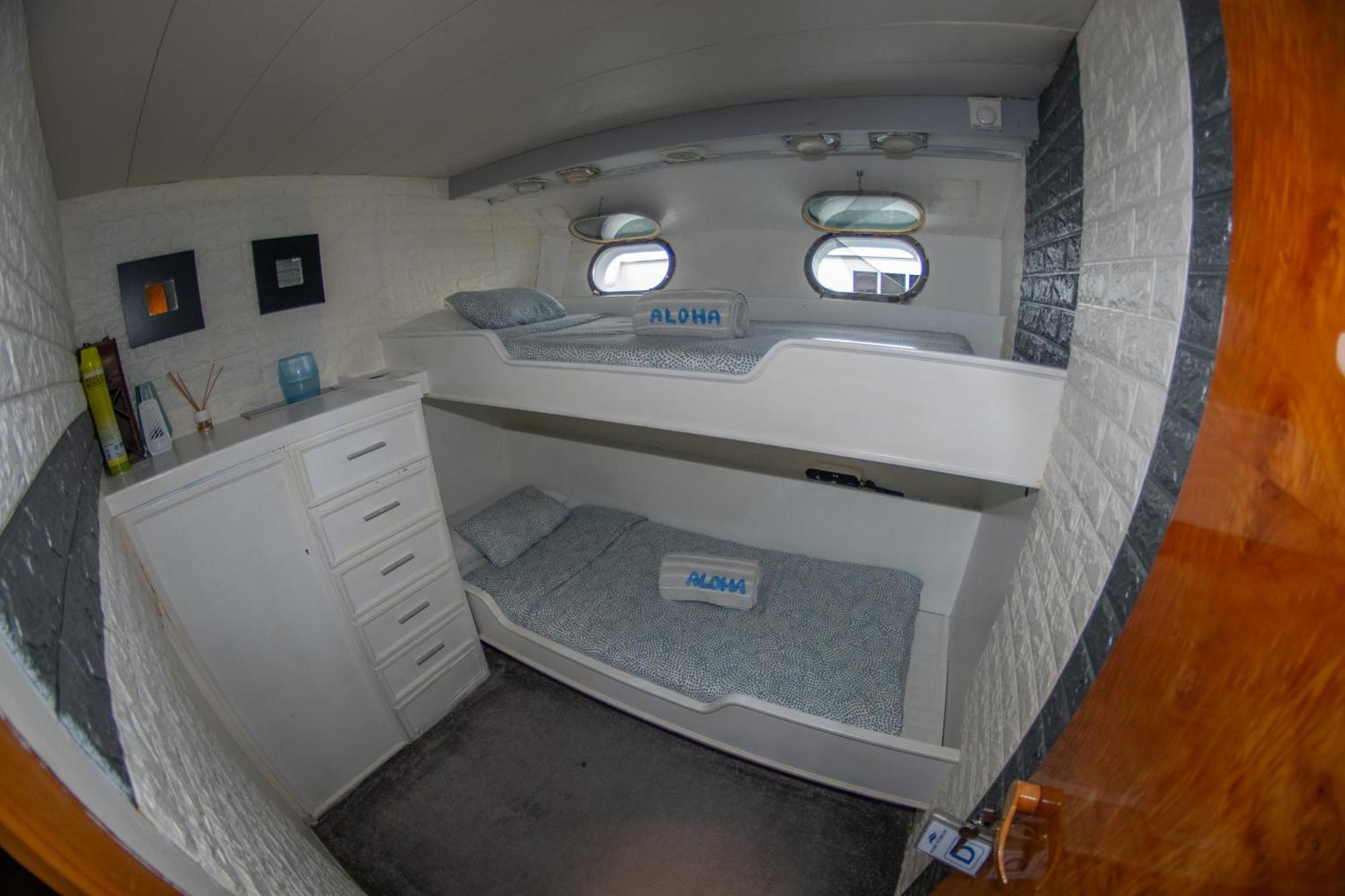 Boat Aloha Hotel Sant Adria de Besos Buitenkant foto