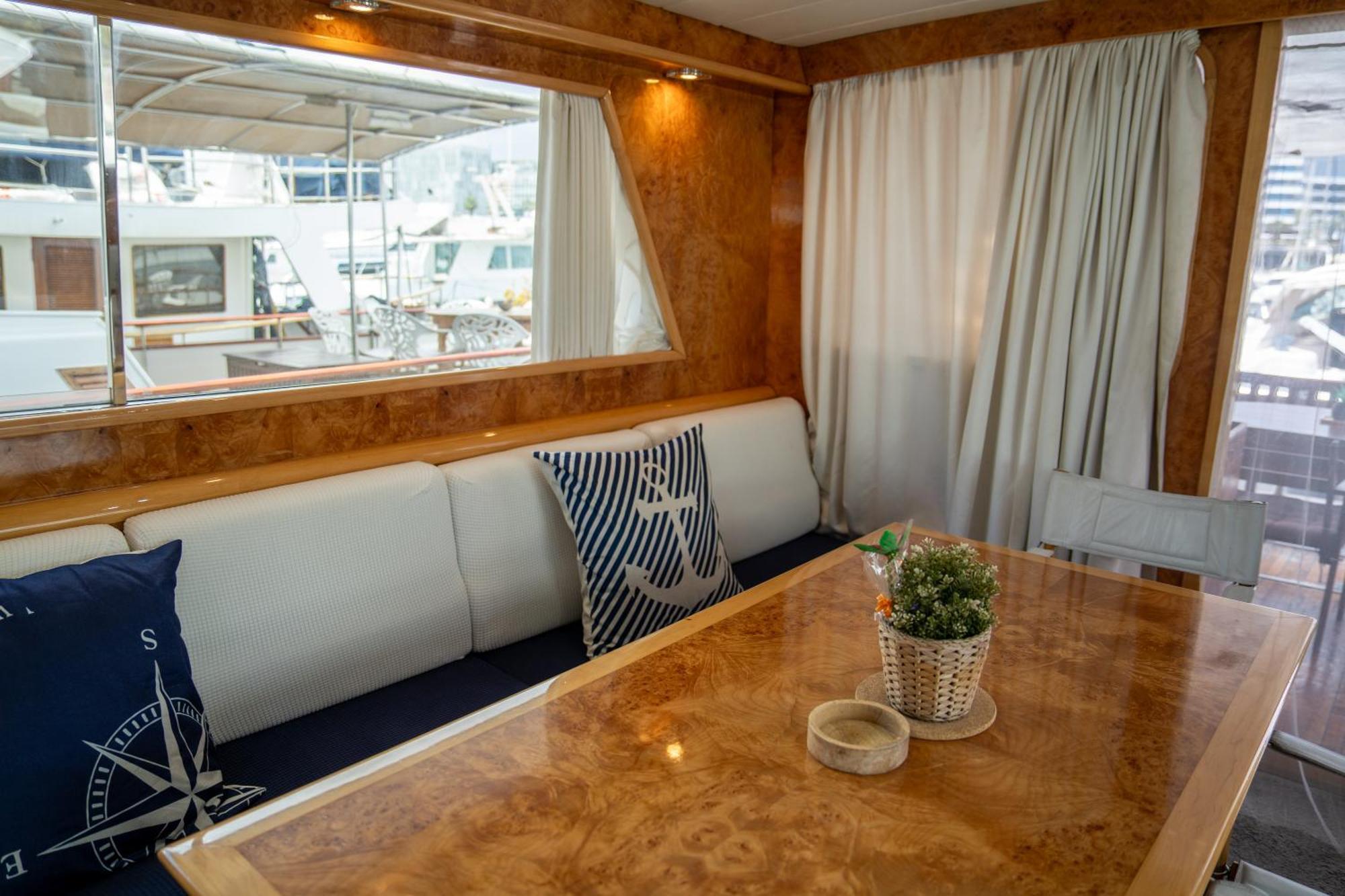 Boat Aloha Hotel Sant Adria de Besos Buitenkant foto